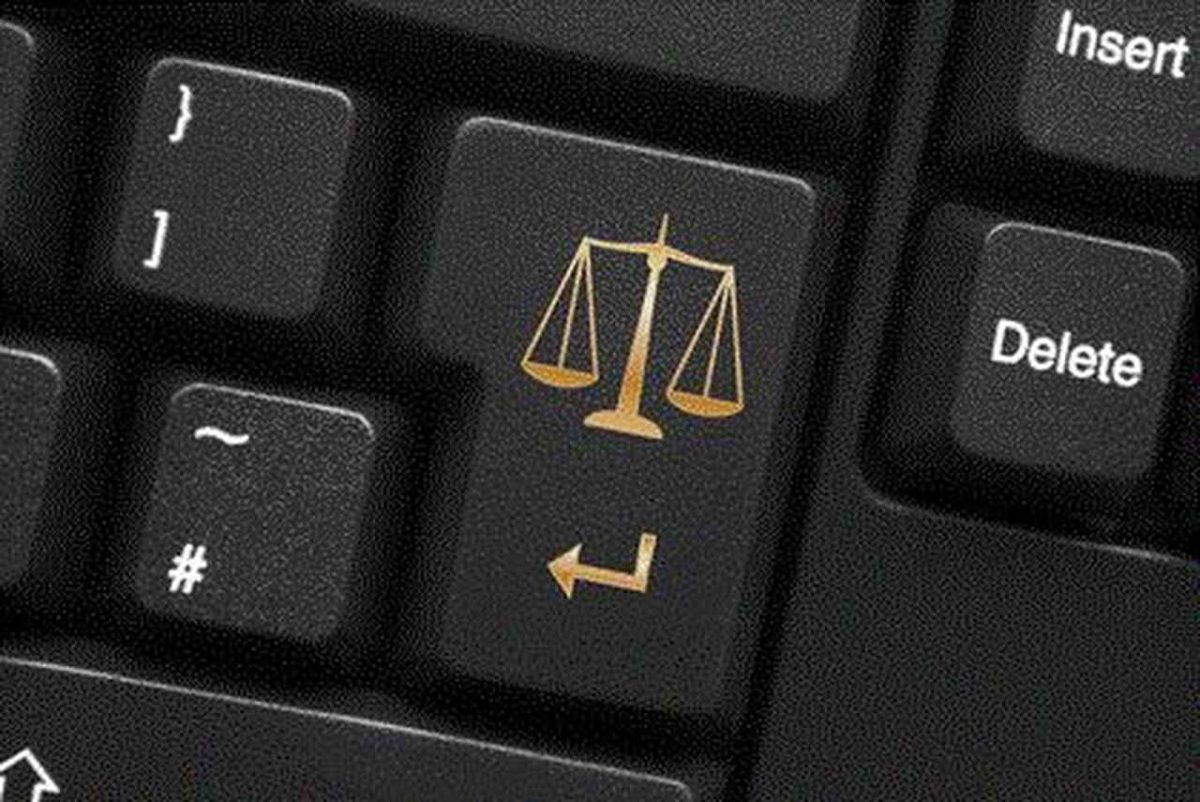 Tecla de teclado de computador com símbolo da balança da justiça