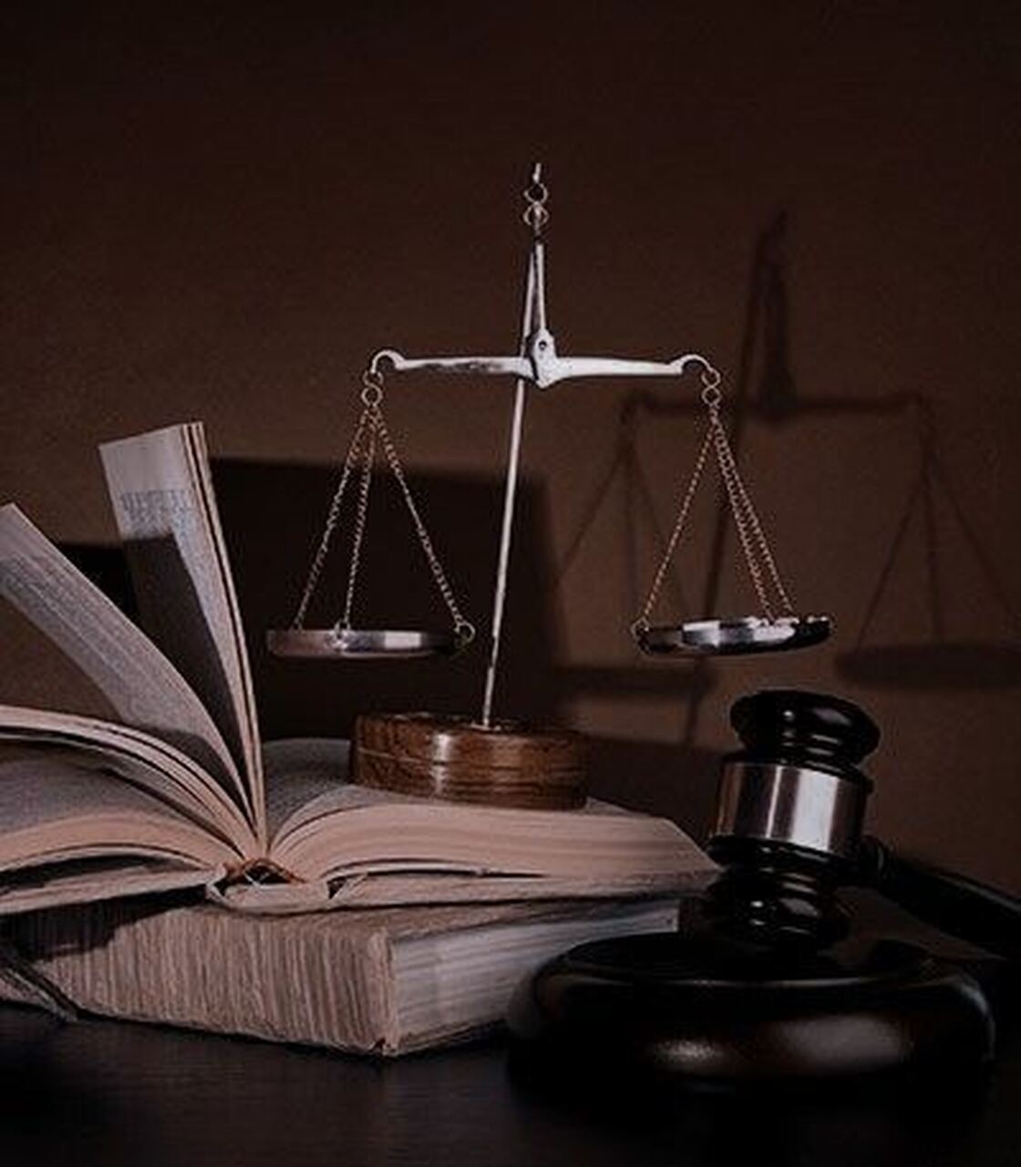 Balança da Justiça com Código penal e martelo da Justiça