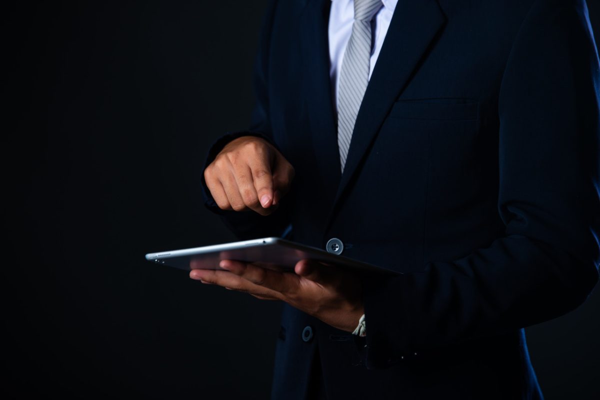 Advogado digital com terno preto e tablet