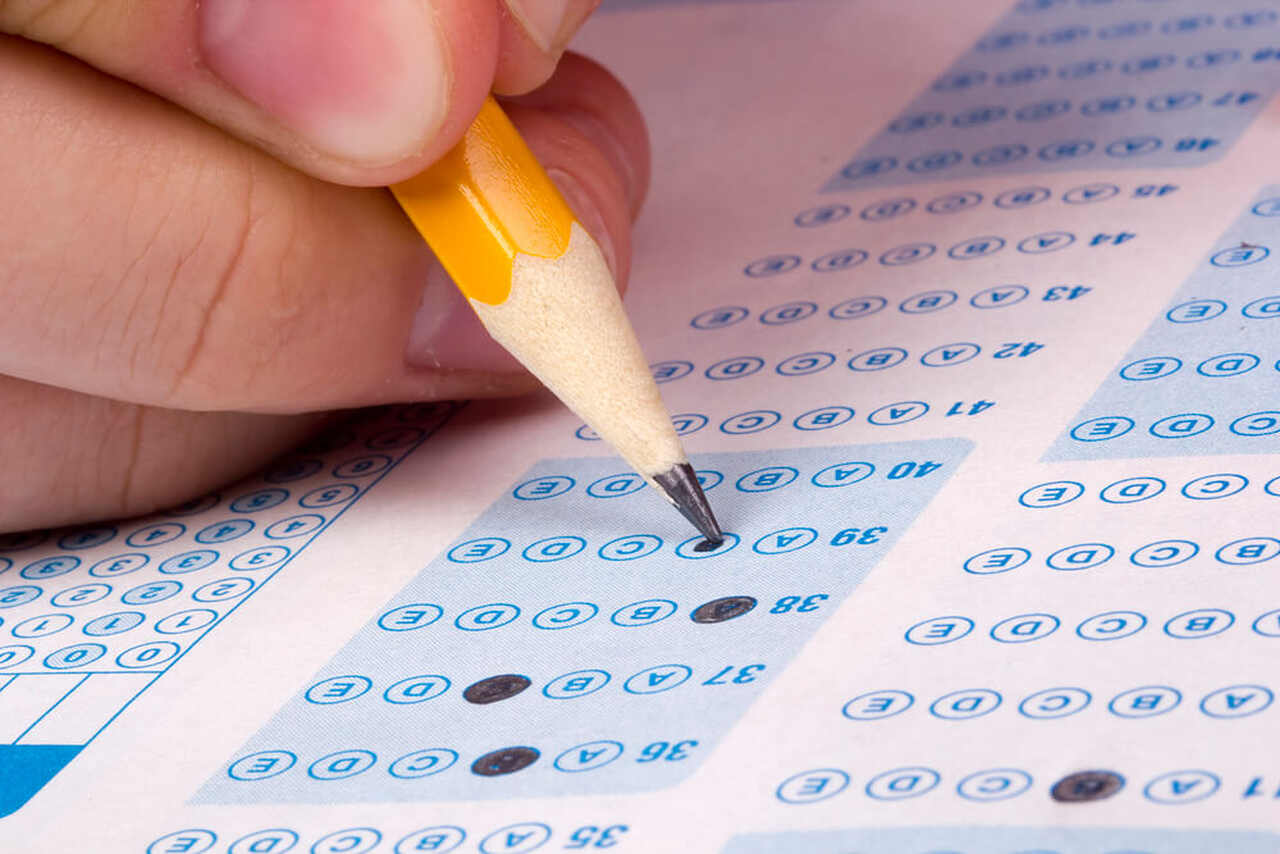 Resultado Definitivo OAB 39: estudante preenche gabarito OAB com lápis 